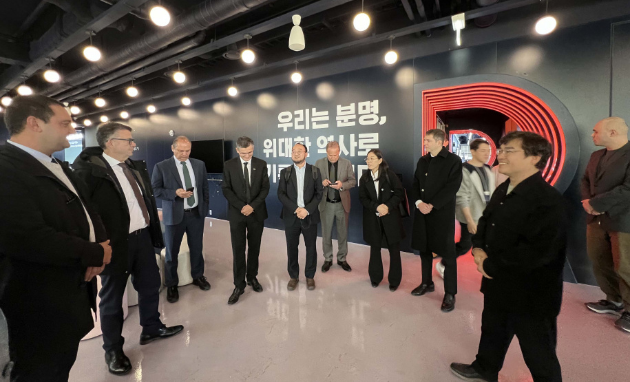 O governador Carlos Massa Ratinho Junior se reuniu nesta terça-feira (14) com representantes da startup sul-coreana Riiid, que é referência em tecnologia na educação, em Seul, no país asiático.