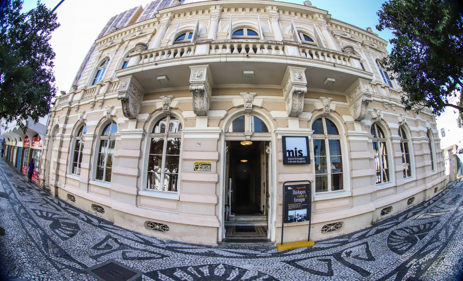 Em comemoração ao Dia das Tradições das Raízes de Matrizes Africanas e Nações do Candomblé, dia 21 (terça-feira), o MIS-PR convida o público para uma troca cultural com autoridades e vivências no assunto.