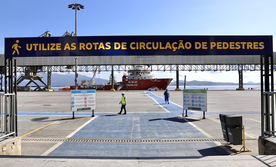Porto de Paranaguá ganha nova sinalização horizontal e vertical na faixa primária