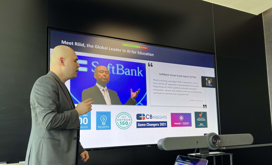 O governador Carlos Massa Ratinho Junior se reuniu nesta terça-feira (14) com representantes da startup sul-coreana Riiid, que é referência em tecnologia na educação, em Seul, no país asiático.