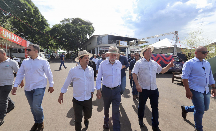 Darci Piana exalta importância da agroindústria do Paraná durante visita à ExpoUmuarama