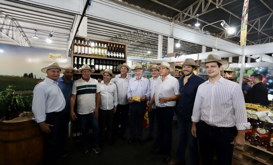Darci Piana exalta importância da agroindústria do Paraná durante visita à ExpoUmuarama