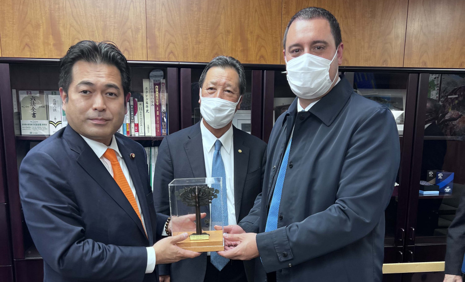 O governador Carlos Massa Ratinho Junior participou nesta terça-feira (07) de uma reunião com o vice-ministro da Agricultura, Silvicultura e Pesca do Japão, Atsushi Nonaka.