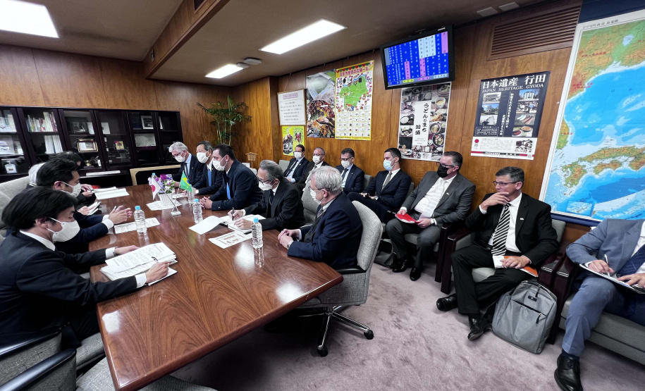 O governador Carlos Massa Ratinho Junior participou nesta terça-feira (07) de uma reunião com o vice-ministro da Agricultura, Silvicultura e Pesca do Japão, Atsushi Nonaka.