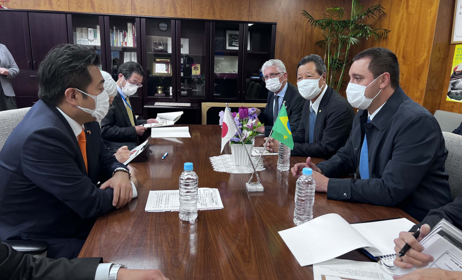 O governador Carlos Massa Ratinho Junior participou nesta terça-feira (07) de uma reunião com o vice-ministro da Agricultura, Silvicultura e Pesca do Japão, Atsushi Nonaka.
