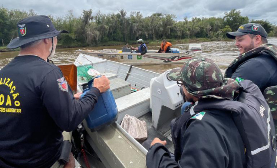 Operações de fiscalização do IAT resultaram em muitos materiais aprendidos e em quase R$ 500 mil em multas durante o período de Piracema.