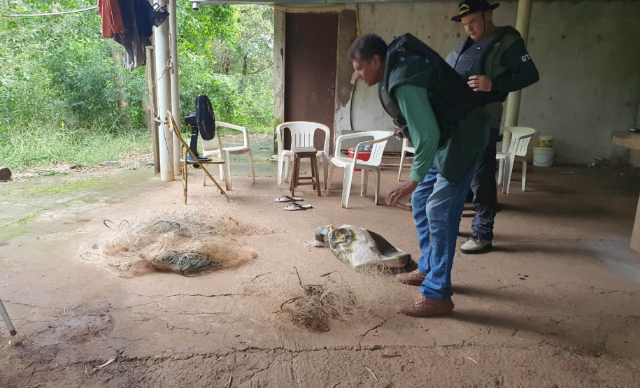 Operação do IAT no Rio Paraná busca combater a prática da pesca ilegal. Foram recolhidos materiais proibidos e aplicadas multas.