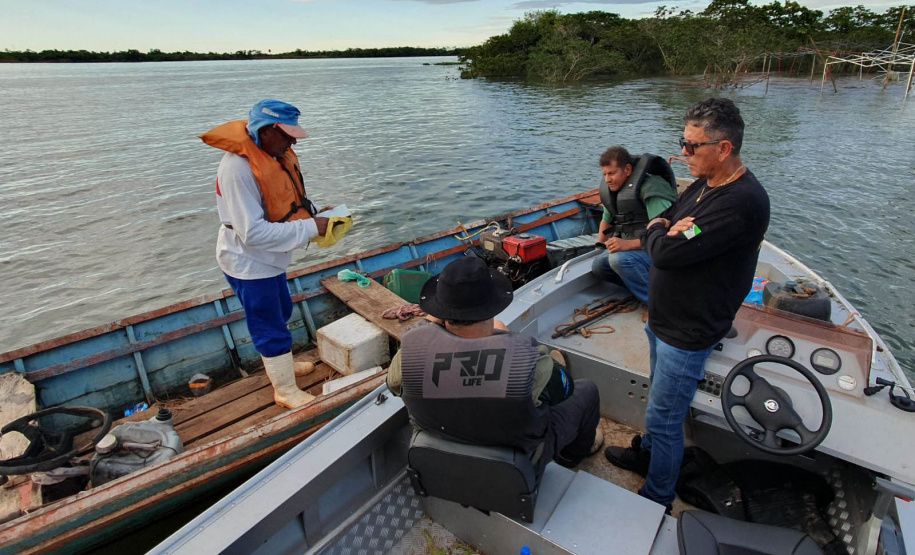 Operação do IAT no Rio Paraná busca combater a prática da pesca ilegal. Foram recolhidos materiais proibidos e aplicadas multas.