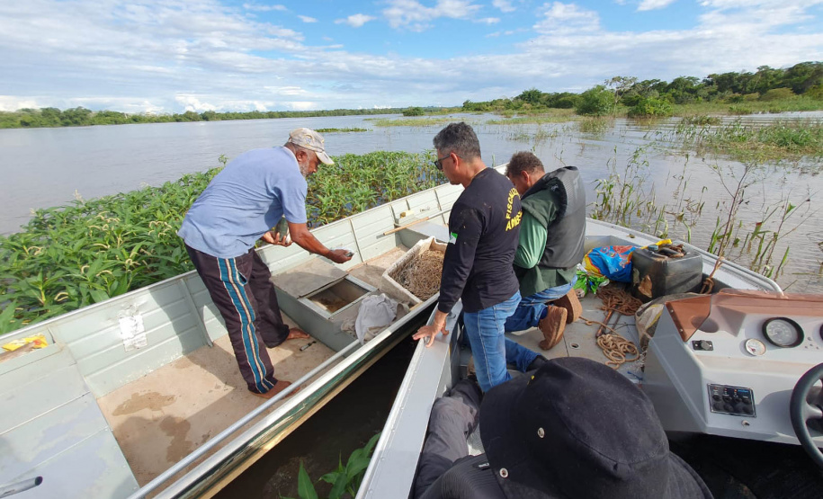 Operação do IAT no Rio Paraná busca combater a prática da pesca ilegal. Foram recolhidos materiais proibidos e aplicadas multas.