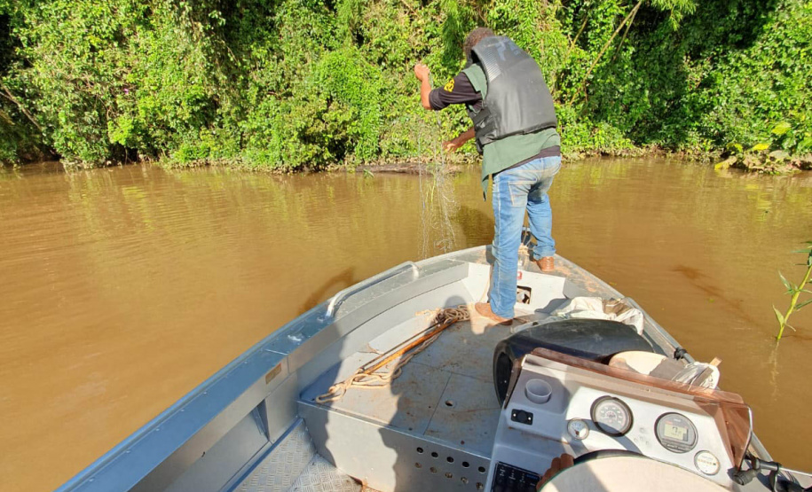 Operação do IAT no Rio Paraná busca combater a prática da pesca ilegal. Foram recolhidos materiais proibidos e aplicadas multas.