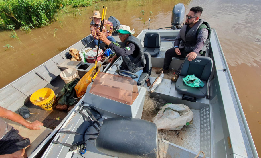 Operação do IAT no Rio Paraná busca combater a prática da pesca ilegal. Foram recolhidos materiais proibidos e aplicadas multas.