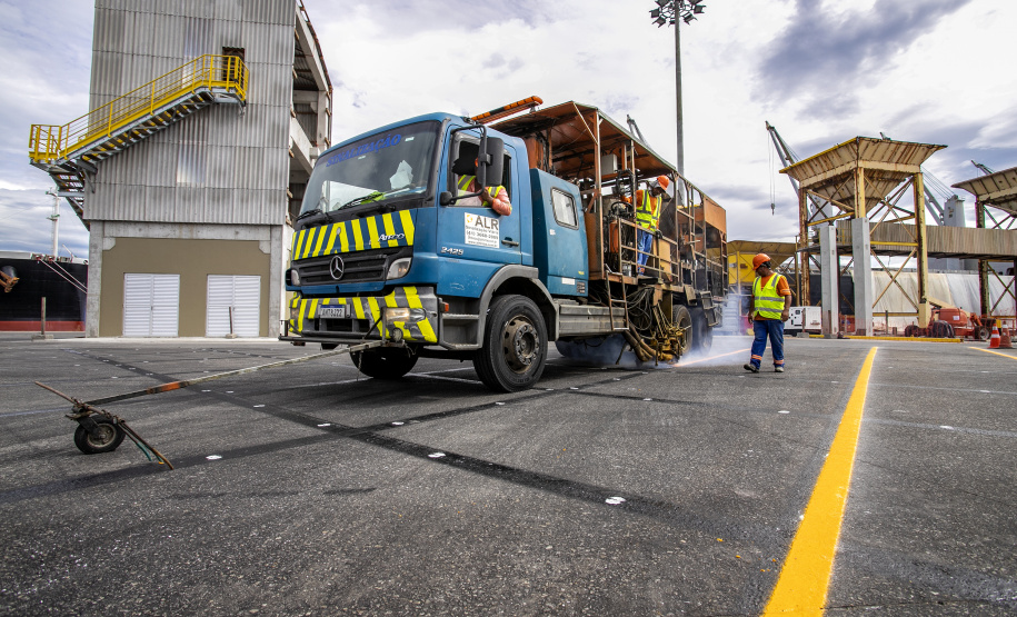 Porto de Paranaguá ganha nova sinalização horizontal e vertical na faixa primária