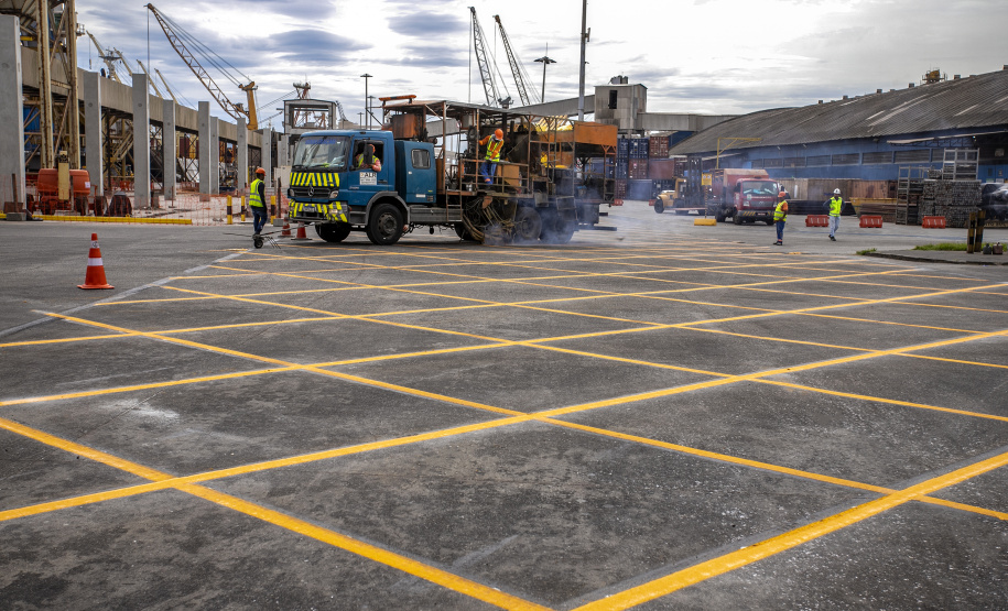 Porto de Paranaguá ganha nova sinalização horizontal e vertical na faixa primária