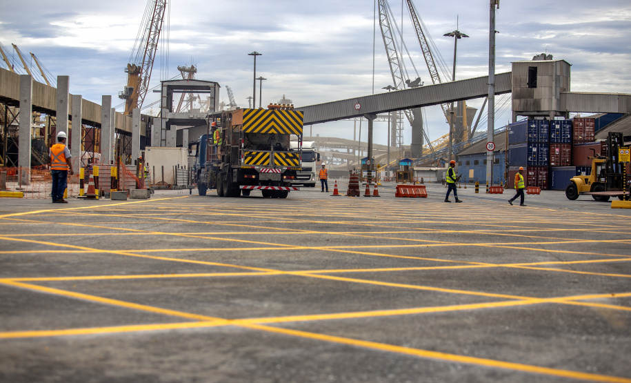 Porto de Paranaguá ganha nova sinalização horizontal e vertical na faixa primária