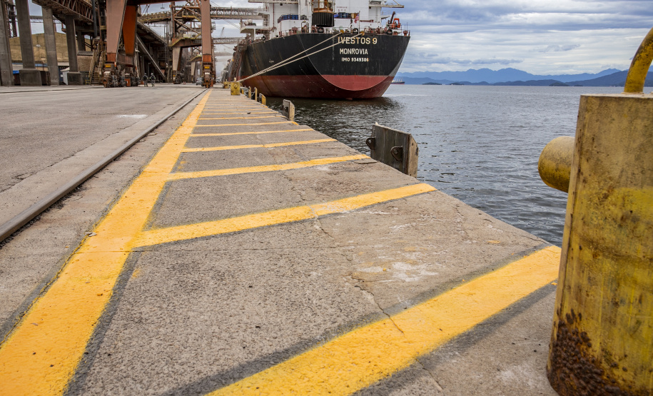 Porto de Paranaguá ganha nova sinalização horizontal e vertical na faixa primária