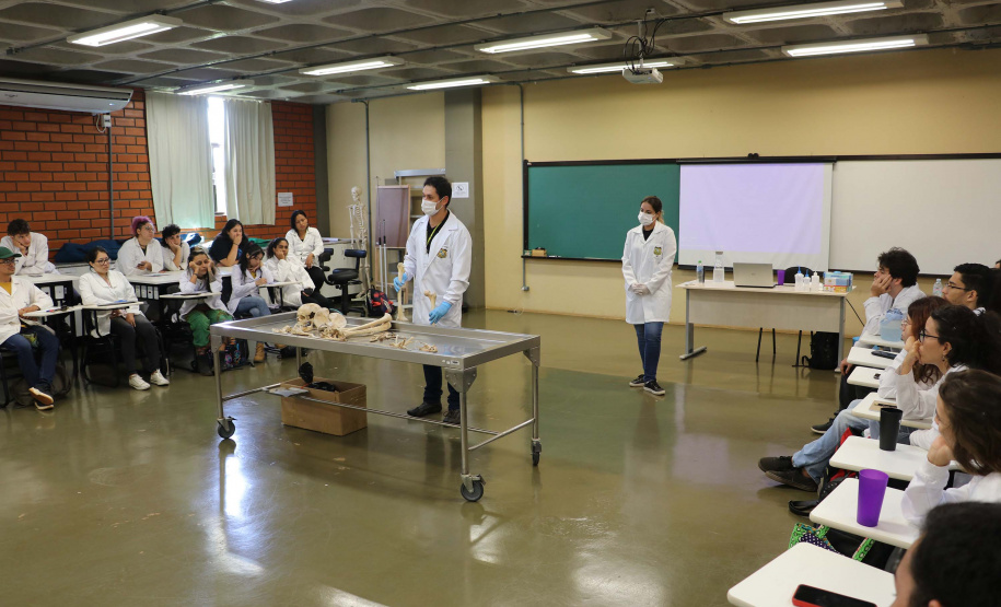 Peritos ministram curso sobre antropologia forense na Universidade da Integração Latino-Americana (UNILA)