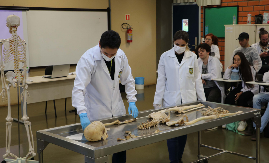 Peritos ministram curso sobre antropologia forense na Universidade da Integração Latino-Americana (UNILA)