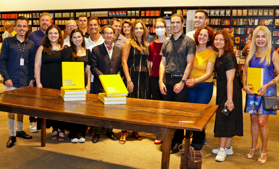 Lançamento do livro do Museu Oscar Niemeyer reúne artistas, curadores e patronos da instituição