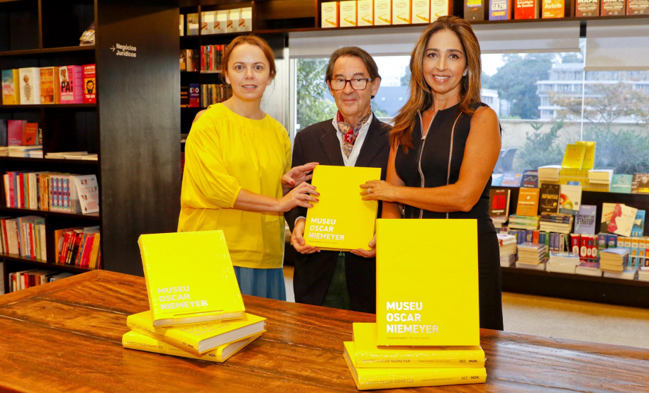 Lançamento do livro do Museu Oscar Niemeyer reúne artistas, curadores e patronos da instituição