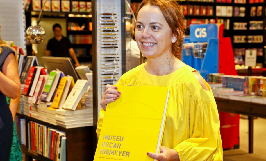 Lançamento do livro do Museu Oscar Niemeyer reúne artistas, curadores e patronos da instituição