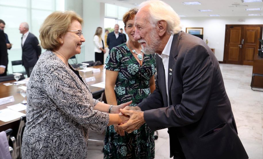Paraná negocia fortalecimento de parceiras com o Canadá em diversas áreas. Governador em exercício, Darci Piana com a Cônsul-geral  do Canadá em São Paulo Heather Cameron e o chefe do escritório da Região Sul, Paulo Orlandi e os Secretarios Aldo Bona, da Ciência e Tecnologia  e Roni Miranda da Educação Foto Gilson Abreu/Aen