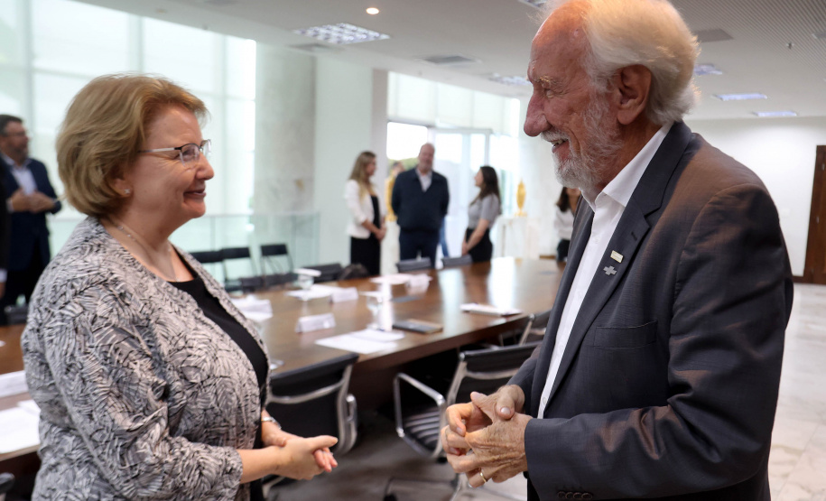 Paraná negocia fortalecimento de parceiras com o Canadá em diversas áreas. Governador em exercício, Darci Piana com a Cônsul-geral  do Canadá em São Paulo Heather Cameron e o chefe do escritório da Região Sul, Paulo Orlandi e os Secretarios Aldo Bona, da Ciência e Tecnologia  e Roni Miranda da Educação Foto Gilson Abreu/Aen