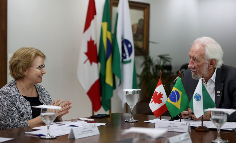 Paraná negocia fortalecimento de parceiras com o Canadá em diversas áreas. Governador em exercício, Darci Piana com a Cônsul-geral  do Canadá em São Paulo Heather Cameron e o chefe do escritório da Região Sul, Paulo Orlandi e os Secretarios Aldo Bona, da Ciência e Tecnologia  e Roni Miranda da Educação Foto Gilson Abreu/Aen