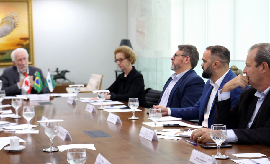 Paraná negocia fortalecimento de parceiras com o Canadá em diversas áreas. Governador em exercício, Darci Piana com a Cônsul-geral  do Canadá em São Paulo Heather Cameron e o chefe do escritório da Região Sul, Paulo Orlandi e os Secretarios Aldo Bona, da Ciência e Tecnologia  e Roni Miranda da Educação Foto Gilson Abreu/Aen