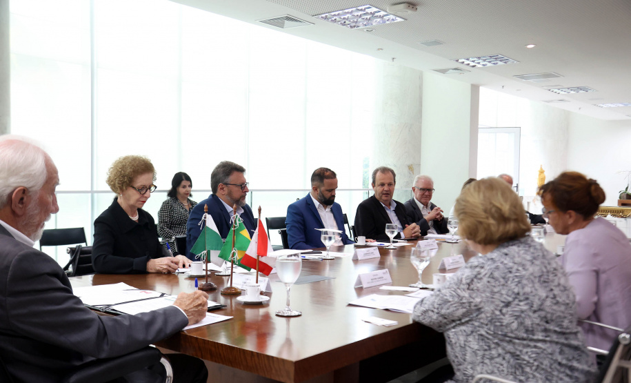 Paraná negocia fortalecimento de parceiras com o Canadá em diversas áreas. Governador em exercício, Darci Piana com a Cônsul-geral  do Canadá em São Paulo Heather Cameron e o chefe do escritório da Região Sul, Paulo Orlandi e os Secretarios Aldo Bona, da Ciência e Tecnologia  e Roni Miranda da Educação Foto Gilson Abreu/Aen