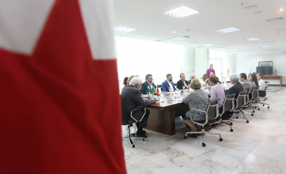 Paraná negocia fortalecimento de parceiras com o Canadá em diversas áreas. Governador em exercício, Darci Piana com a Cônsul-geral  do Canadá em São Paulo Heather Cameron e o chefe do escritório da Região Sul, Paulo Orlandi e os Secretarios Aldo Bona, da Ciência e Tecnologia  e Roni Miranda da Educação Foto Gilson Abreu/Aen