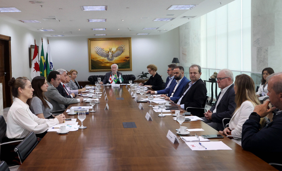 Paraná negocia fortalecimento de parceiras com o Canadá em diversas áreas. Governador em exercício, Darci Piana com a Cônsul-geral  do Canadá em São Paulo Heather Cameron e o chefe do escritório da Região Sul, Paulo Orlandi e os Secretarios Aldo Bona, da Ciência e Tecnologia  e Roni Miranda da Educação Foto Gilson Abreu/Aen
