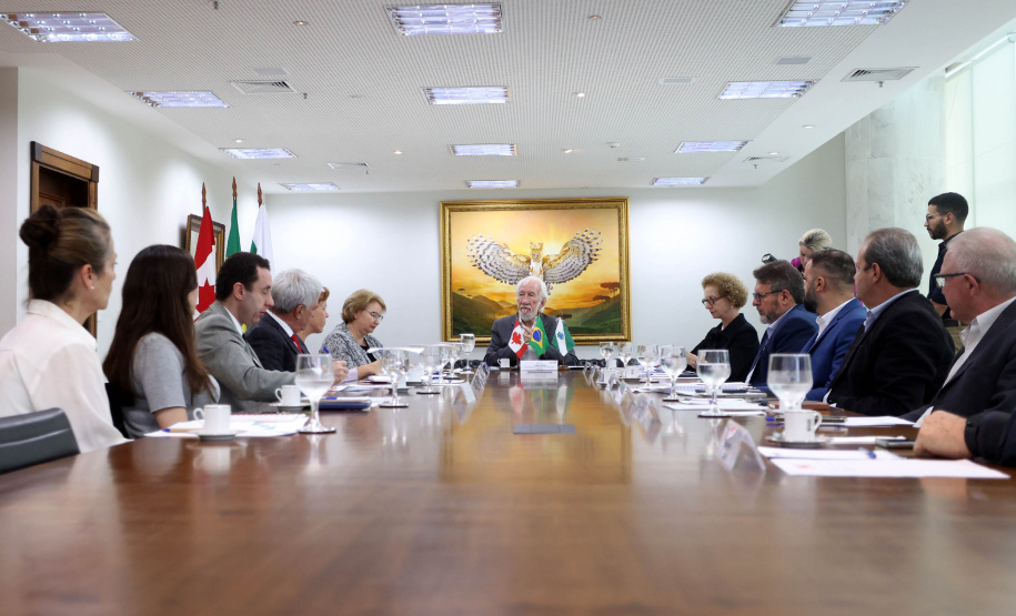 Paraná negocia fortalecimento de parceiras com o Canadá em diversas áreas. Governador em exercício, Darci Piana com a Cônsul-geral  do Canadá em São Paulo Heather Cameron e o chefe do escritório da Região Sul, Paulo Orlandi e os Secretarios Aldo Bona, da Ciência e Tecnologia  e Roni Miranda da Educação Foto Gilson Abreu/Aen