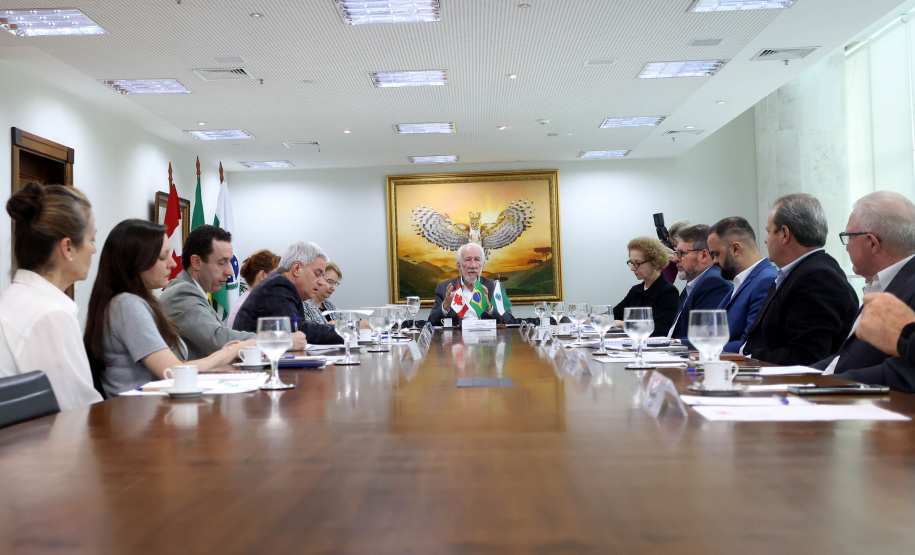 Paraná negocia fortalecimento de parceiras com o Canadá em diversas áreas. Governador em exercício, Darci Piana com a Cônsul-geral  do Canadá em São Paulo Heather Cameron e o chefe do escritório da Região Sul, Paulo Orlandi e os Secretarios Aldo Bona, da Ciência e Tecnologia  e Roni Miranda da Educação Foto Gilson Abreu/Aen