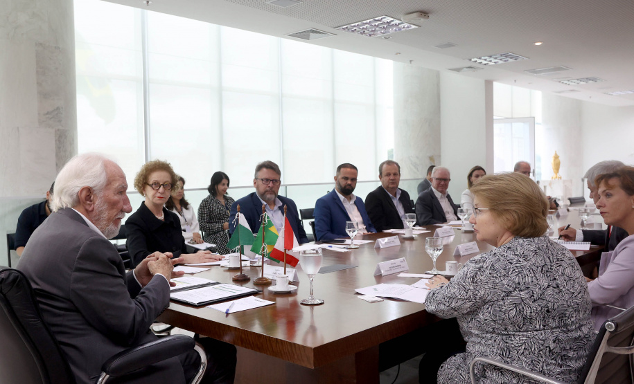Paraná negocia fortalecimento de parceiras com o Canadá em diversas áreas. Governador em exercício, Darci Piana com a Cônsul-geral  do Canadá em São Paulo Heather Cameron e o chefe do escritório da Região Sul, Paulo Orlandi e os Secretarios Aldo Bona, da Ciência e Tecnologia  e Roni Miranda da Educação Foto Gilson Abreu/Aen