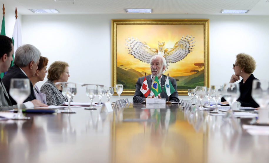 Paraná negocia fortalecimento de parceiras com o Canadá em diversas áreas. Governador em exercício, Darci Piana com a Cônsul-geral  do Canadá em São Paulo Heather Cameron e o chefe do escritório da Região Sul, Paulo Orlandi e os Secretarios Aldo Bona, da Ciência e Tecnologia  e Roni Miranda da Educação Foto Gilson Abreu/Aen
