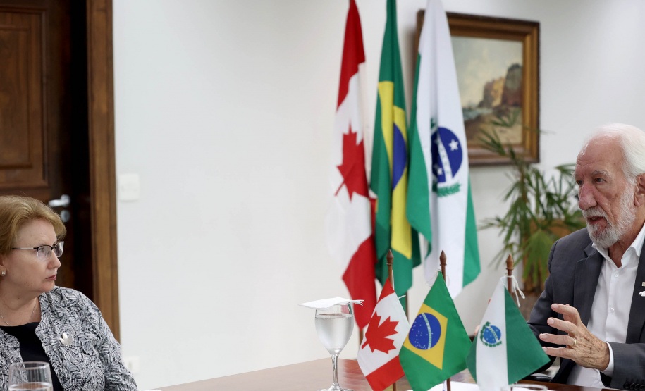 Paraná negocia fortalecimento de parceiras com o Canadá em diversas áreas. Governador em exercício, Darci Piana com a Cônsul-geral  do Canadá em São Paulo Heather Cameron e o chefe do escritório da Região Sul, Paulo Orlandi e os Secretarios Aldo Bona, da Ciência e Tecnologia  e Roni Miranda da Educação Foto Gilson Abreu/Aen