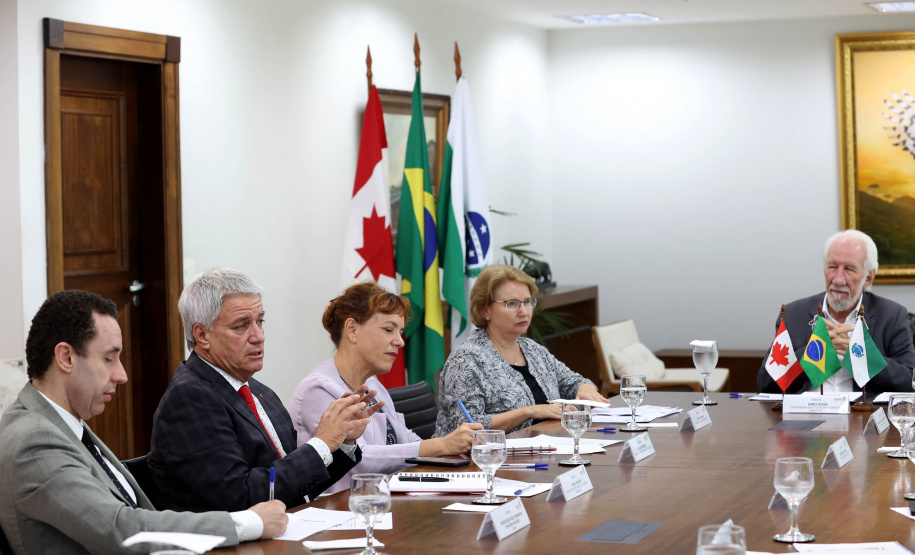 Paraná negocia fortalecimento de parceiras com o Canadá em diversas áreas. Governador em exercício, Darci Piana com a Cônsul-geral  do Canadá em São Paulo Heather Cameron e o chefe do escritório da Região Sul, Paulo Orlandi e os Secretarios Aldo Bona, da Ciência e Tecnologia  e Roni Miranda da Educação Foto Gilson Abreu/Aen
