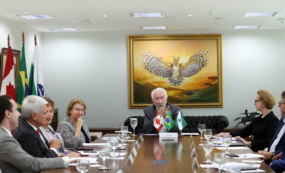 Paraná negocia fortalecimento de parceiras com o Canadá em diversas áreas. Governador em exercício, Darci Piana com a Cônsul-geral  do Canadá em São Paulo Heather Cameron e o chefe do escritório da Região Sul, Paulo Orlandi e os Secretarios Aldo Bona, da Ciência e Tecnologia  e Roni Miranda da Educação Foto Gilson Abreu/Aen