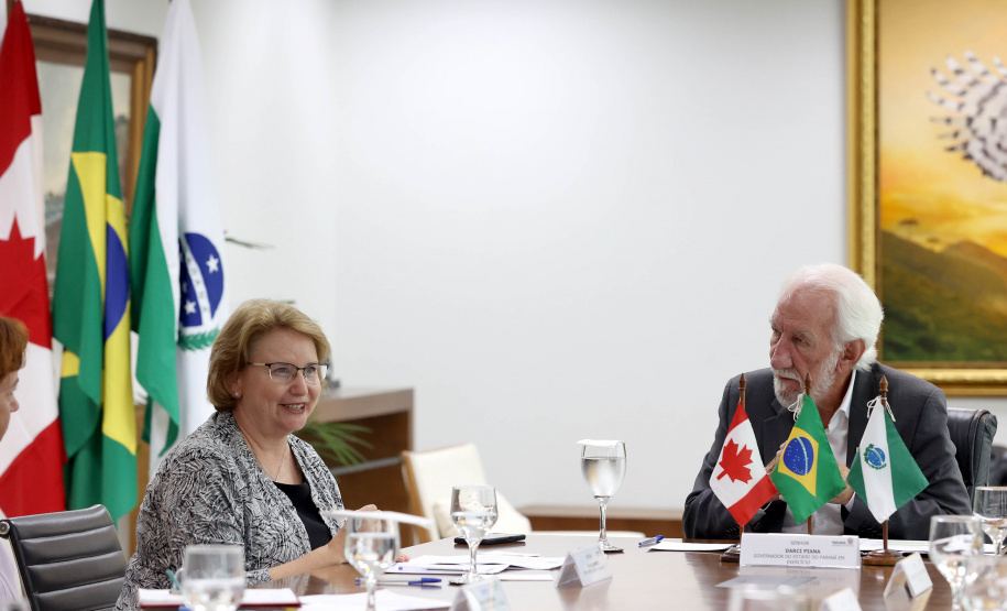 Paraná negocia fortalecimento de parceiras com o Canadá em diversas áreas. Governador em exercício, Darci Piana com a Cônsul-geral  do Canadá em São Paulo Heather Cameron e o chefe do escritório da Região Sul, Paulo Orlandi e os Secretarios Aldo Bona, da Ciência e Tecnologia  e Roni Miranda da Educação Foto Gilson Abreu/Aen