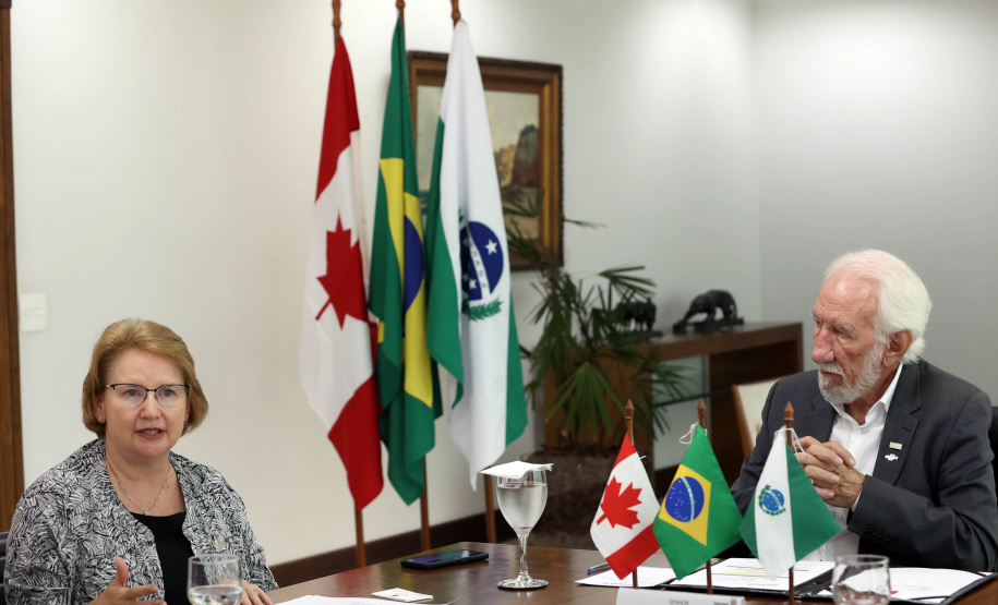 Paraná negocia fortalecimento de parceiras com o Canadá em diversas áreas. Governador em exercício, Darci Piana com a Cônsul-geral  do Canadá em São Paulo Heather Cameron e o chefe do escritório da Região Sul, Paulo Orlandi e os Secretarios Aldo Bona, da Ciência e Tecnologia  e Roni Miranda da Educação Foto Gilson Abreu/Aen