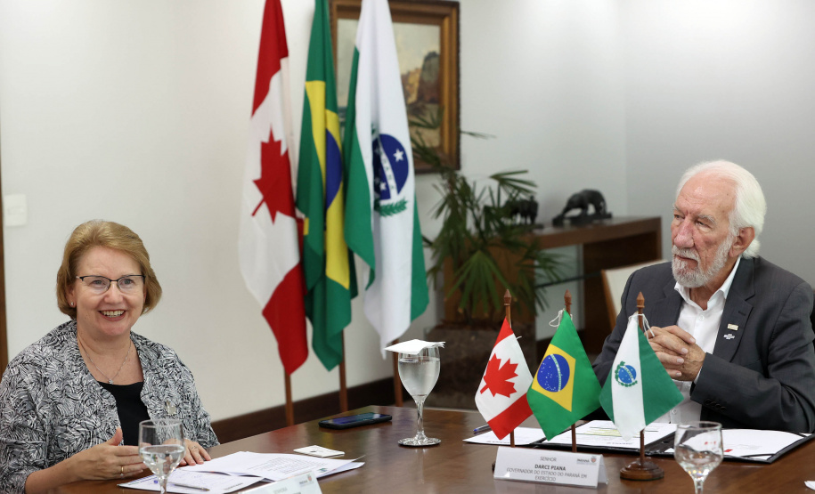 Paraná negocia fortalecimento de parceiras com o Canadá em diversas áreas. Governador em exercício, Darci Piana com a Cônsul-geral  do Canadá em São Paulo Heather Cameron e o chefe do escritório da Região Sul, Paulo Orlandi e os Secretarios Aldo Bona, da Ciência e Tecnologia  e Roni Miranda da Educação Foto Gilson Abreu/Aen