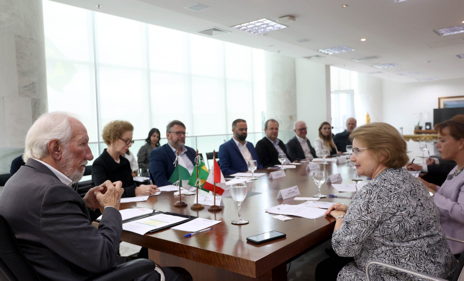Paraná negocia fortalecimento de parceiras com o Canadá em diversas áreas. Governador em exercício, Darci Piana com a Cônsul-geral  do Canadá em São Paulo Heather Cameron e o chefe do escritório da Região Sul, Paulo Orlandi e os Secretarios Aldo Bona, da Ciência e Tecnologia  e Roni Miranda da Educação Foto Gilson Abreu/Aen