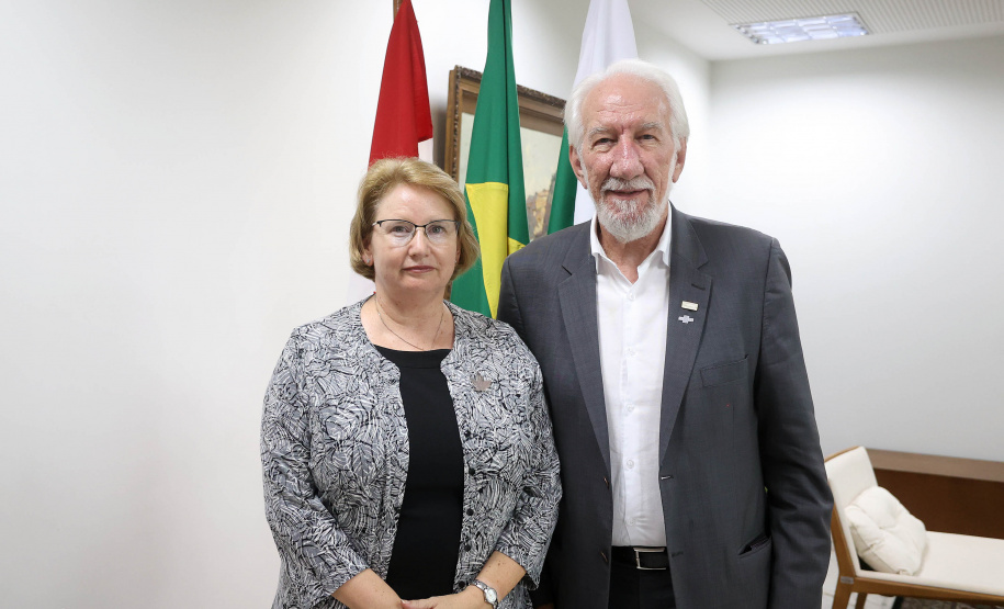 Paraná negocia fortalecimento de parceiras com o Canadá em diversas áreas. Governador em exercício, Darci Piana com a Cônsul-geral  do Canadá em São Paulo Heather Cameron e o chefe do escritório da Região Sul, Paulo Orlandi e os Secretarios Aldo Bona, da Ciência e Tecnologia  e Roni Miranda da Educação Foto Gilson Abreu/Aen
