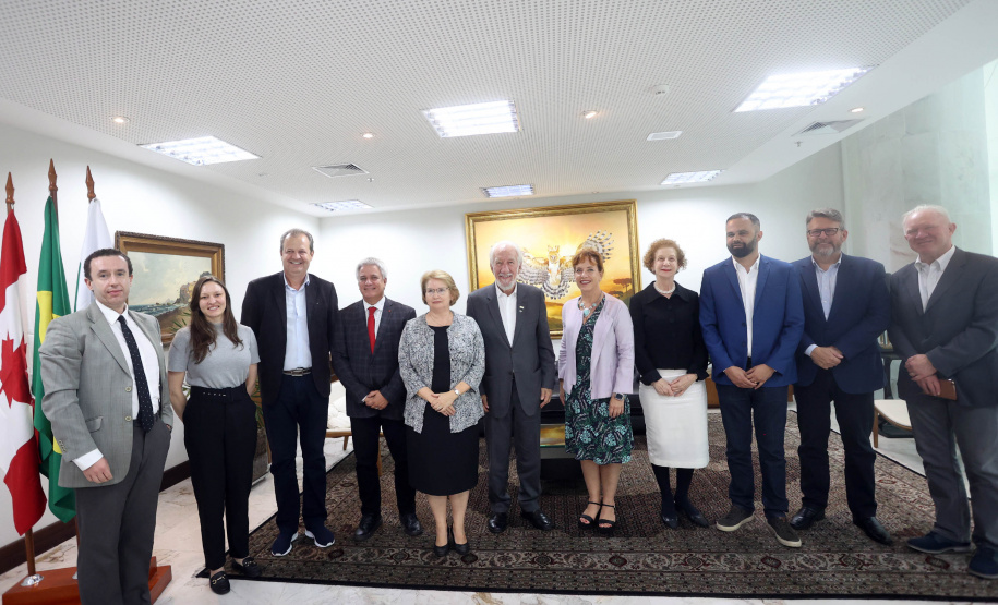 Paraná negocia fortalecimento de parceiras com o Canadá em diversas áreas. Governador em exercício, Darci Piana com a Cônsul-geral  do Canadá em São Paulo Heather Cameron e o chefe do escritório da Região Sul, Paulo Orlandi e os Secretarios Aldo Bona, da Ciência e Tecnologia  e Roni Miranda da Educação Foto Gilson Abreu/Aen