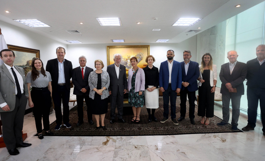 Paraná negocia fortalecimento de parceiras com o Canadá em diversas áreas. Governador em exercício, Darci Piana com a Cônsul-geral  do Canadá em São Paulo Heather Cameron e o chefe do escritório da Região Sul, Paulo Orlandi e os Secretarios Aldo Bona, da Ciência e Tecnologia  e Roni Miranda da Educação Foto Gilson Abreu/Aen
