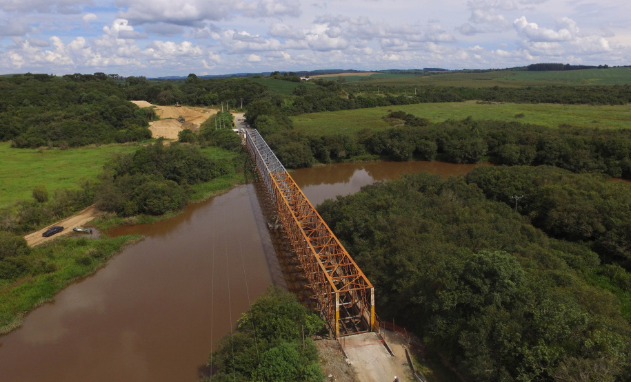 Ponte metálica entre a Lapa e Campo do Tenente está ficando com cara nova