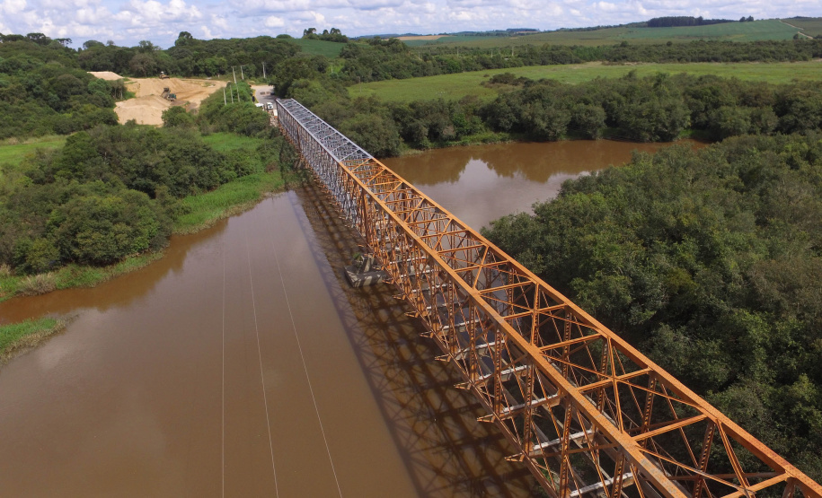 Ponte metálica entre a Lapa e Campo do Tenente está ficando com cara nova