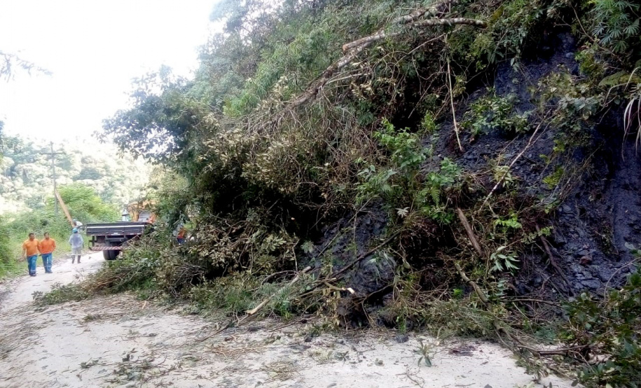 PR-090 em Campo Largo é atingida por queda de barreira