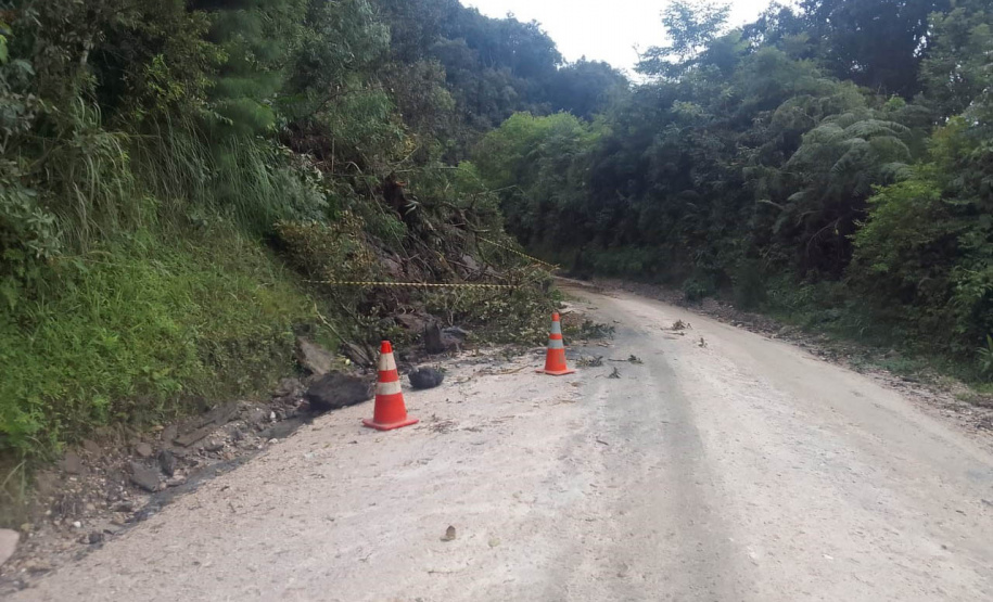 DER está com maquinário mobilizado na PR-090, em trecho atingido por queda de barreira