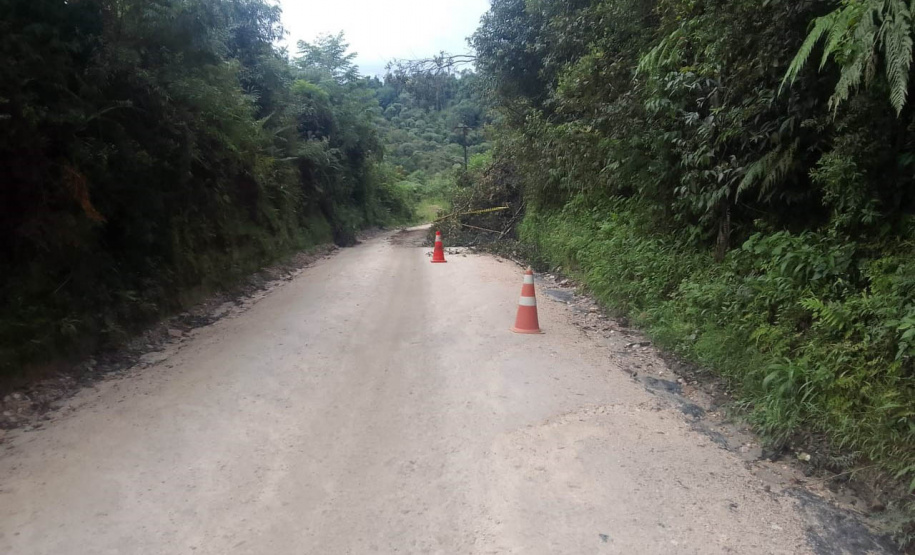 DER está com maquinário mobilizado na PR-090, em trecho atingido por queda de barreira